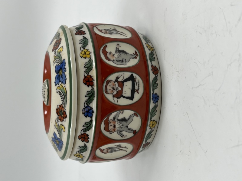 PP-Tobaks krukke med lokk og nisse motiv.