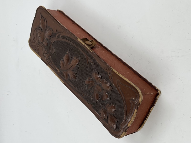 Gammel eske med lokk og gammle hansker.