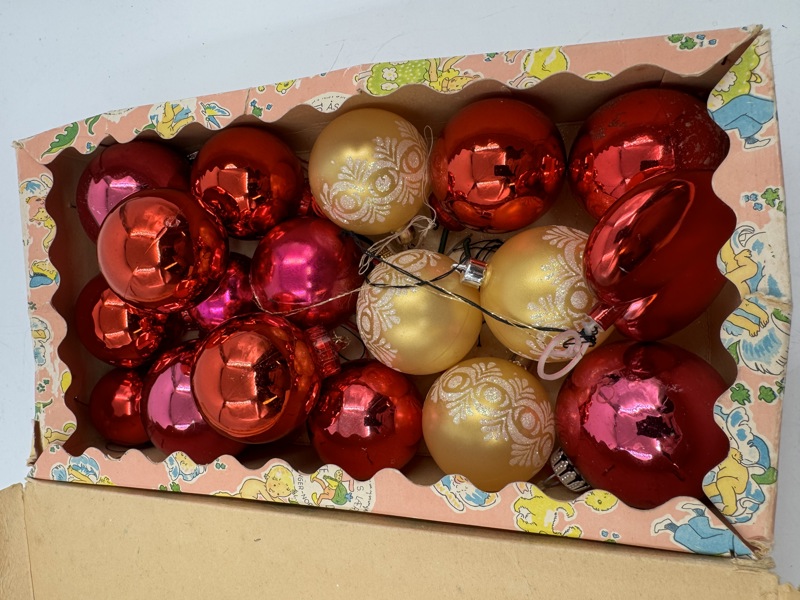 Lott med div julekuler.