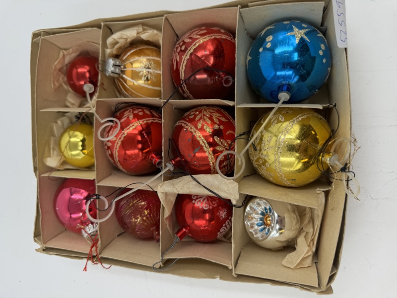 Lott med div julekuler.