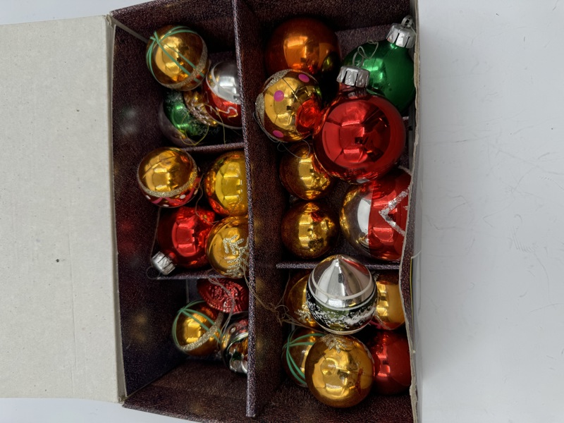 Lott med div julekuler.