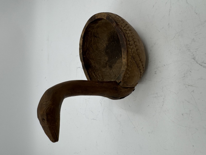 Gammel utskjært ande figur