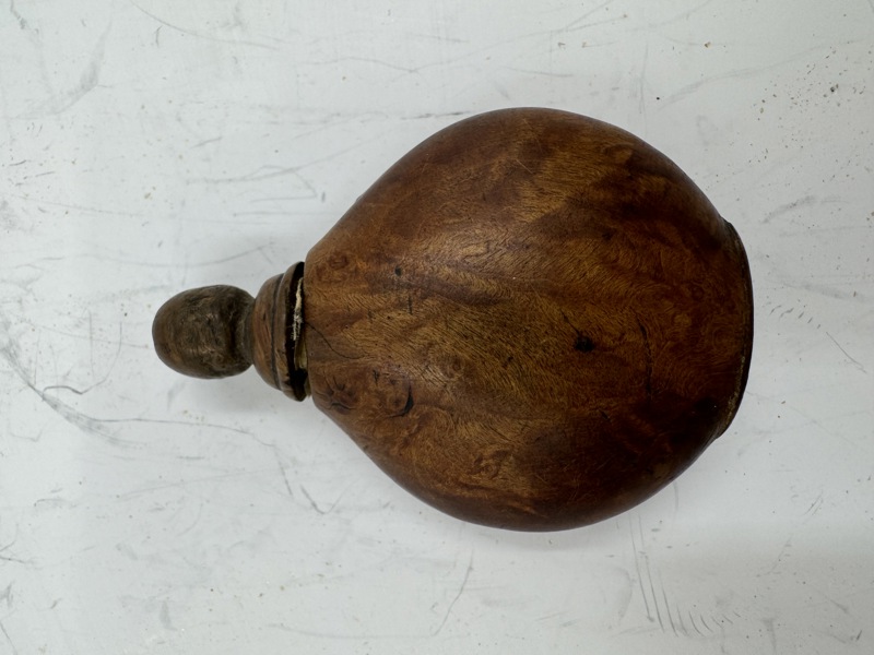 Gammel Liten snusflaske i tre.