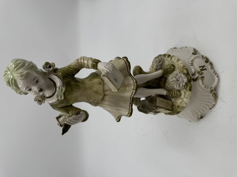 Capodimonte Figur i nydelig grønnfarge