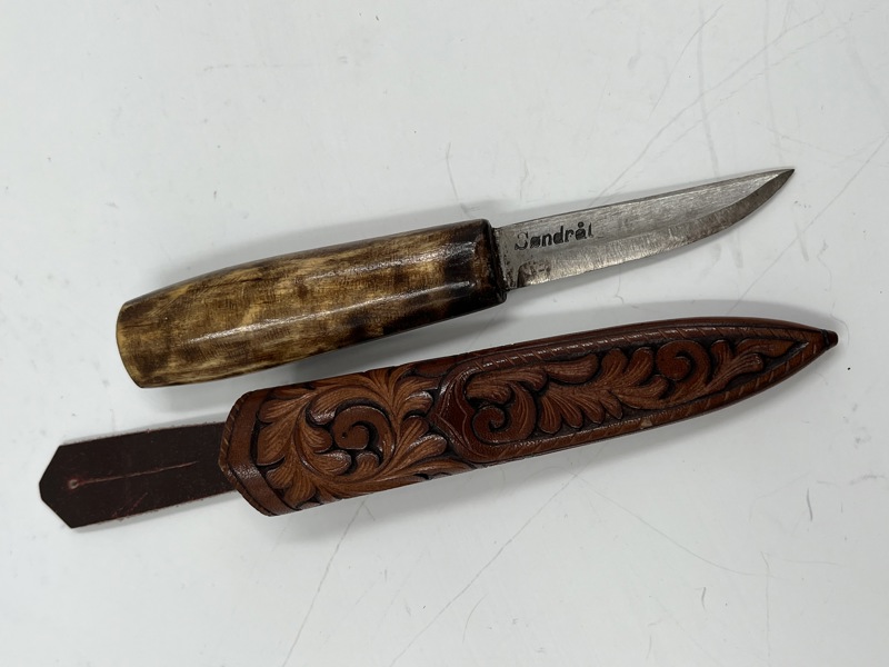 Flott slire kniv med utskåret slir.