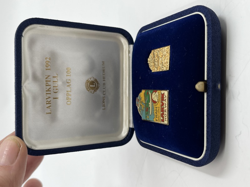 Larvik pin i gull 1992 + en ekstra pin