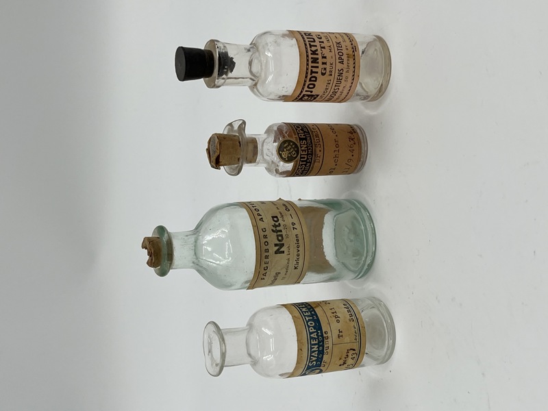 Liten apotek lott med flasker.