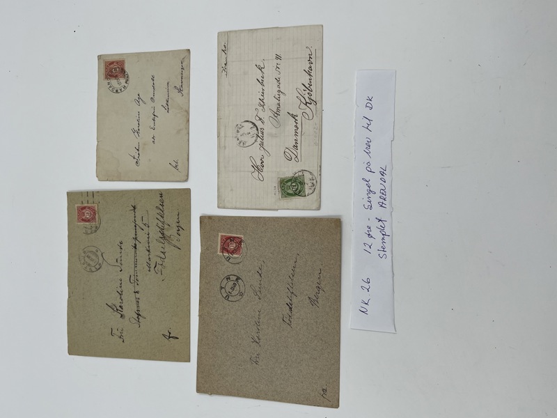 Div gammle konvoluter med frimerker og stempel.