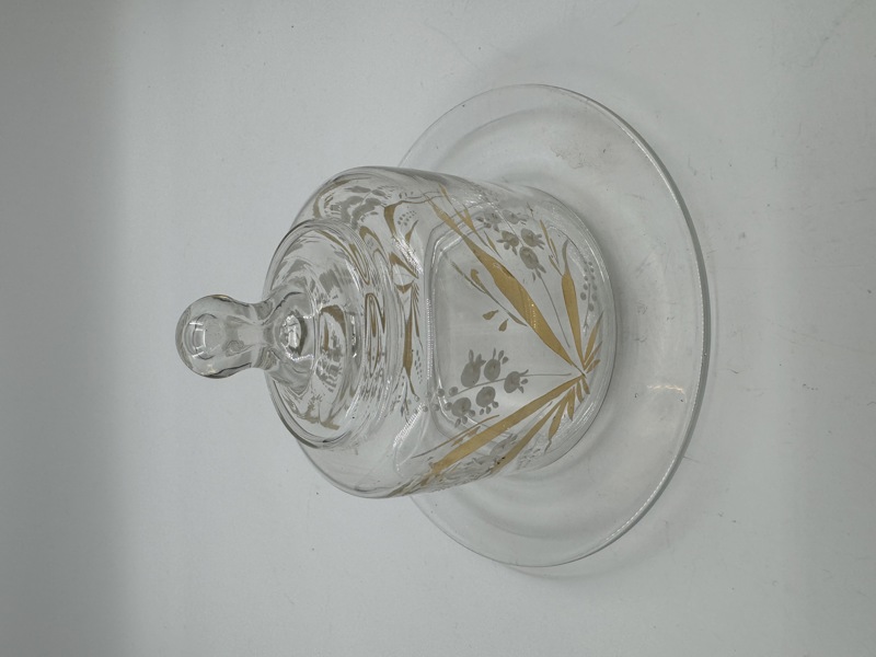 Liten osteklokke i glass.