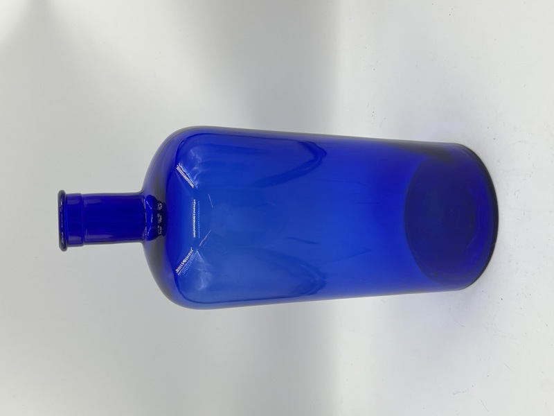 Stor kobolt blå flaske.
