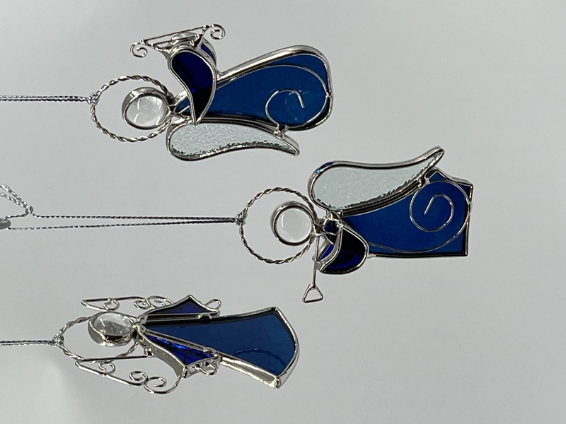 3 stk engler i blått glass fra Steninge slott.