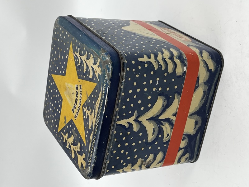 Eldre flott kakeboks i blikk fra Terne margarin. Med julemotiv.