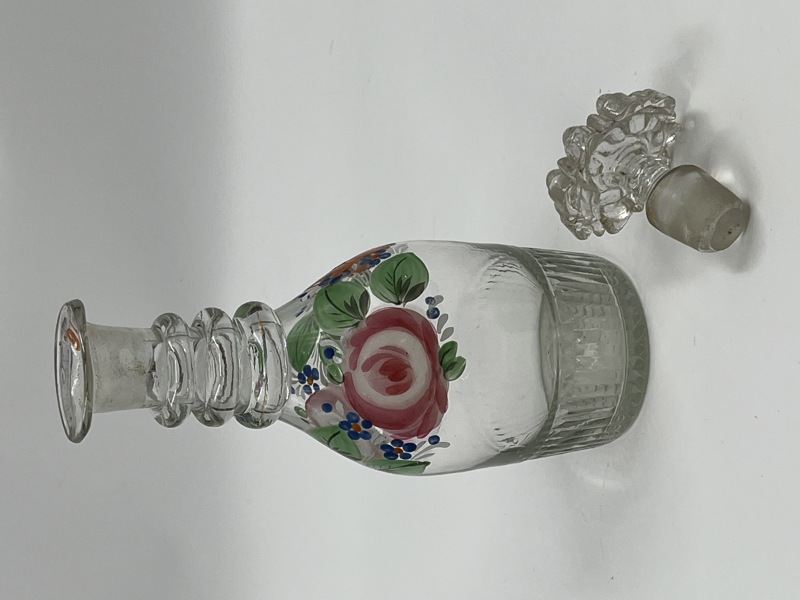 Flott eldre karaffel med blomster motiv.