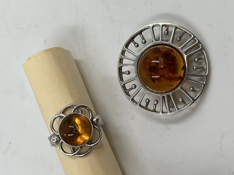 Ring og brosje i sølv med sten