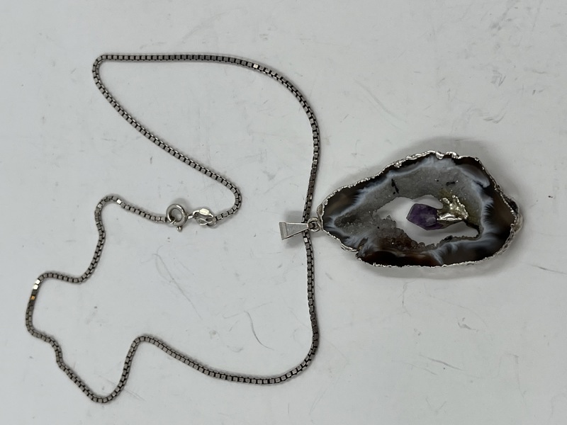 Hals kjede med berg krystall som anheng.