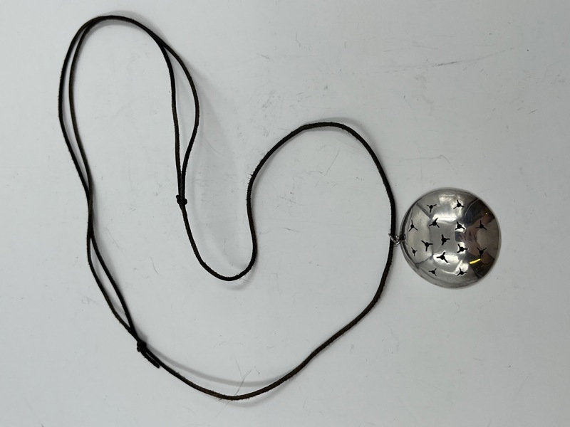 Halse kjde med lærreim og anheng i 925s.