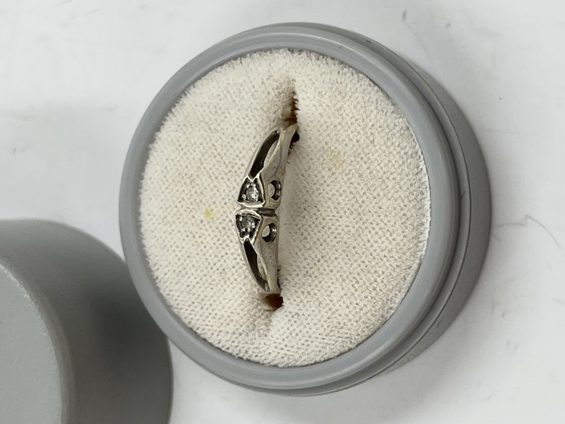 Gull ring i hvis gull med 2 små diamanter.