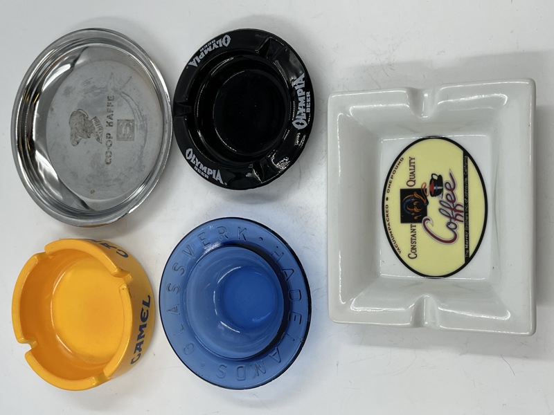 Lott med askebegere.