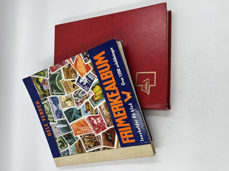 2 stk frimerke album med div frimerker.