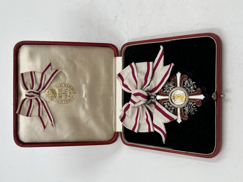 Elisabeth ordenen 1908 2 klasse. i sølv.