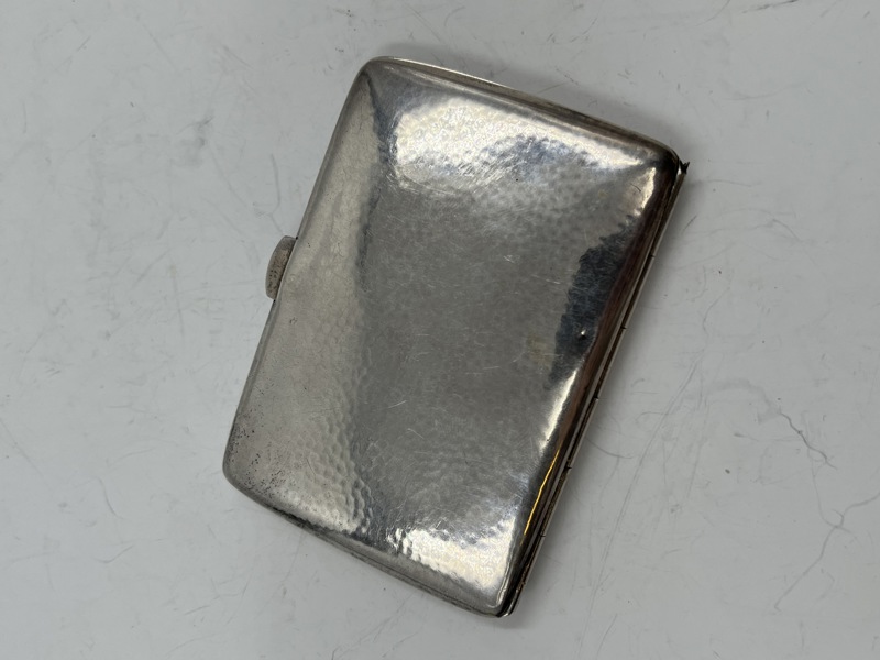 Sigarett etui i sølv.