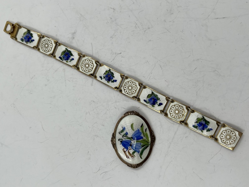 Armbånd +Brosje i sølv emalje