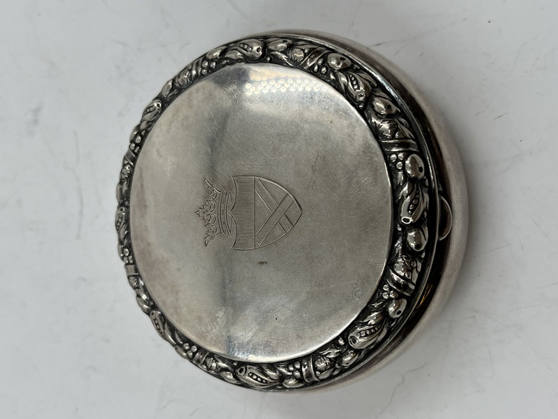 Liten boks med lokk og våpen skjold.