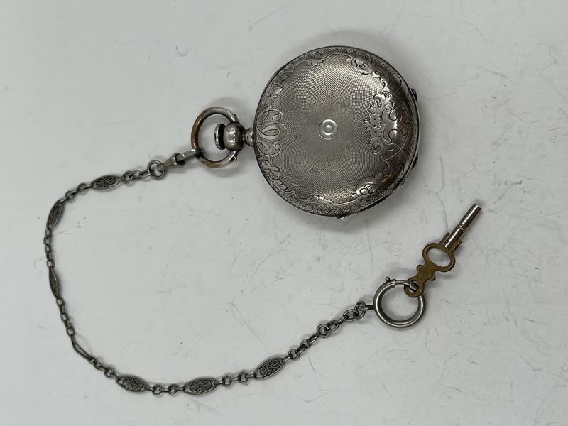 Sveitisk lomme ur med vridd lokk.