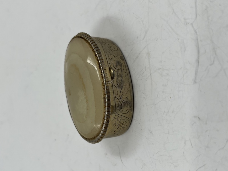 Liten pille eske i sølvplett med sten på lokk