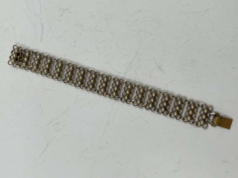 Mesh-armebånd med pregede kuler