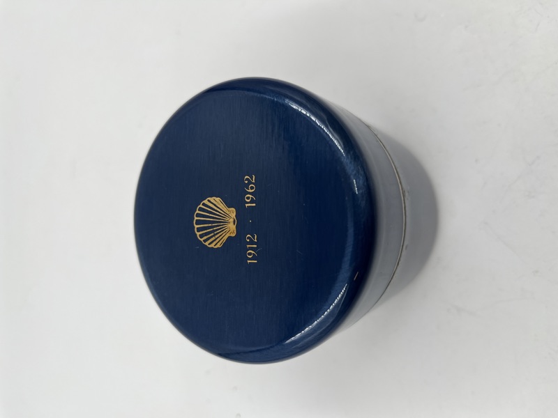 Eldre Emaljert sigarett boks med Shell dekor.