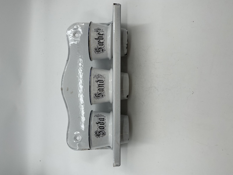 Gammelt emaljert baderoms utstyr,