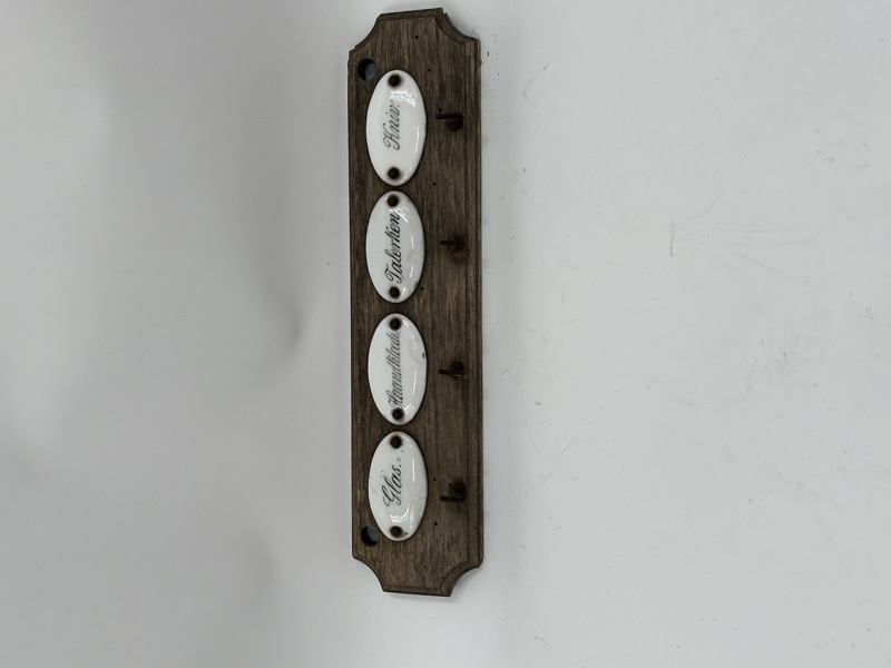 Gammel Liten krok rekke med emaljrte små skilter.