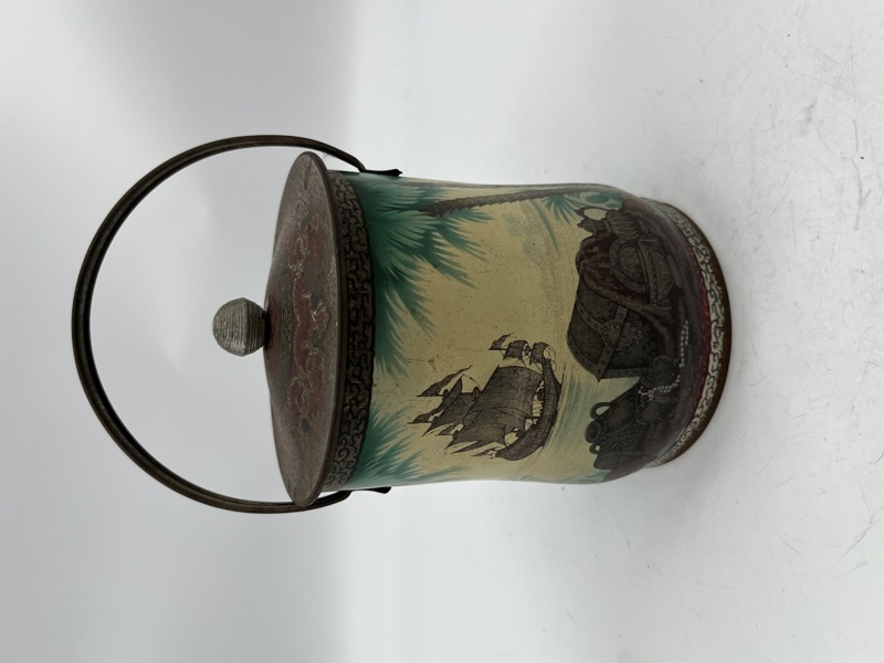 Gammel kjeks boks i blikk med flott dekor.