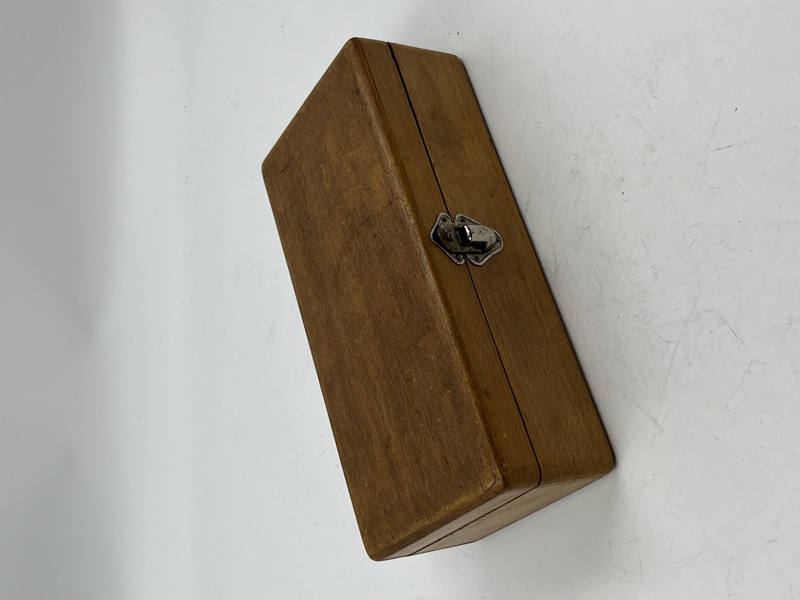 Liten trekasse med gammelt alkoholmeter.