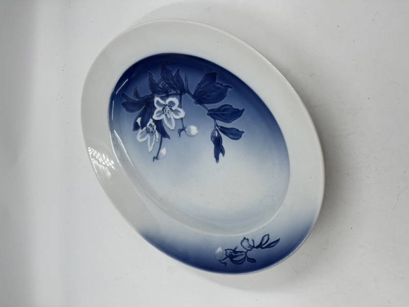 Bing og Grøndahl stort fat med blå blomst.