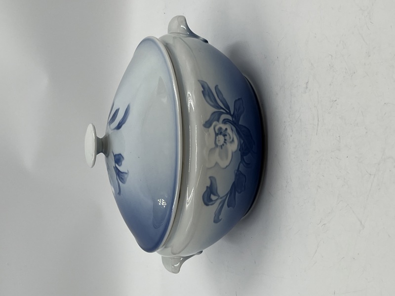 Bing og Grøndahl terrin med lokk i blå blomst.