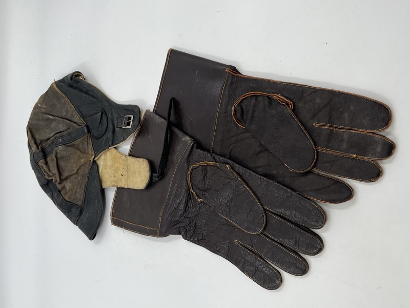 Lott med gammelt motorsykkel utstyr.