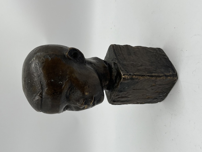 Flott bronse staue av ung gutt.