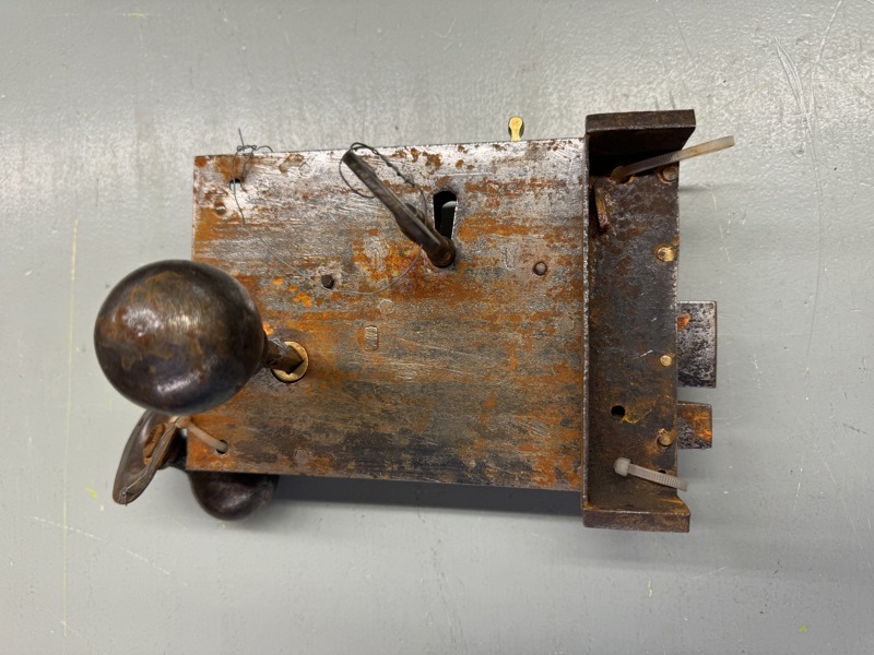 Eldre lås med nøkkel virker