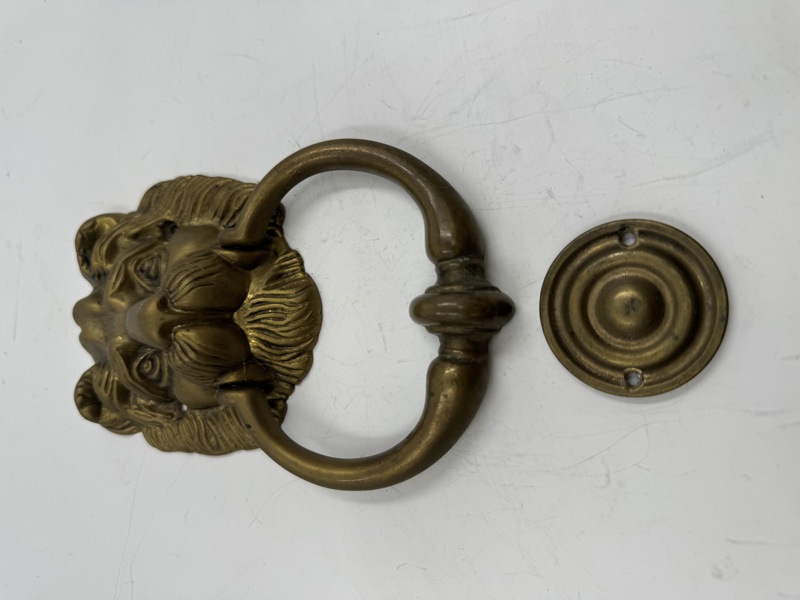 Eldre Løve Dørhammer i messing