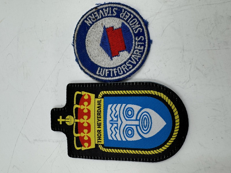 Lott 2 stk Millitære tøymerker