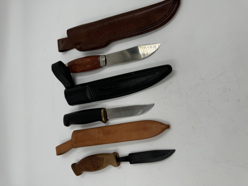 Lott 3 kniver med slir