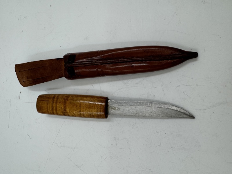 Kniv Håndlagd slire og skaft
Fabrikk blad