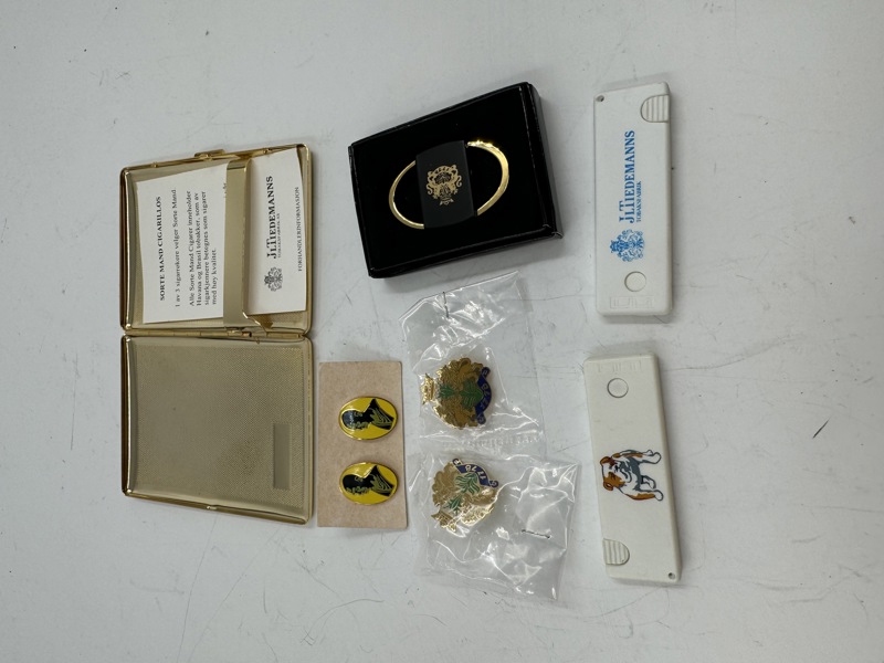 Lott Tobakkspins-sorte mand-tiedemanns Petterøes og tiedemanns kniv
Tiedemanns sig etui og nøkkelring