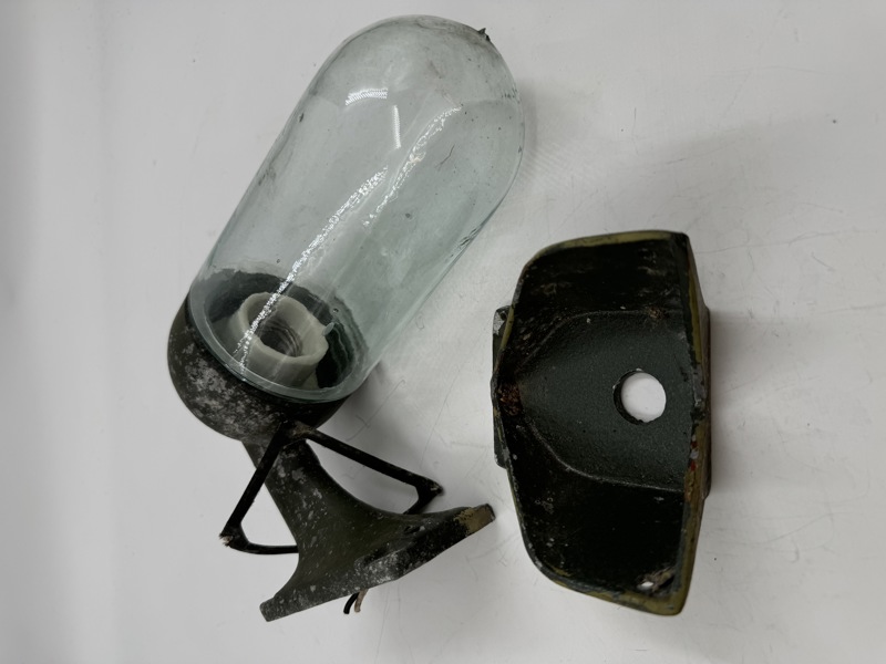 Eldre Fjøslampe til vegg