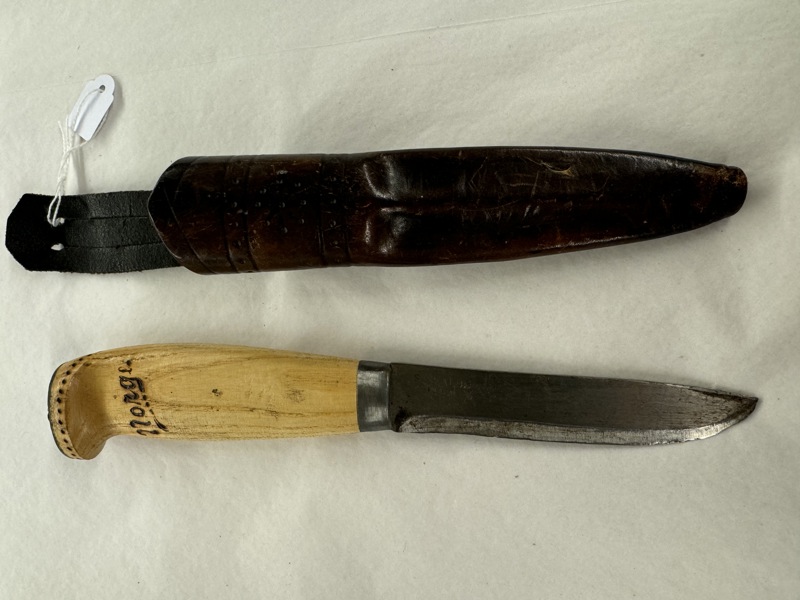 Kniv med slir ( blad S.Skalbø Tinn)