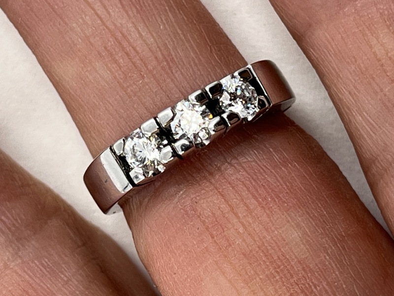 Sølvring med 3 hvite stener