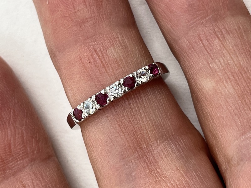 Sølvring med rubiner og cubic zirconia