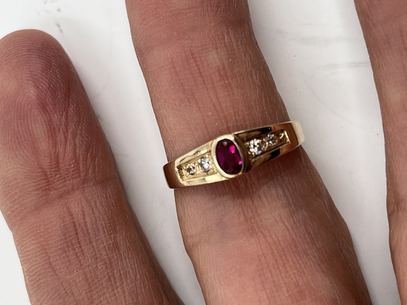 Gullring med rød sten og hvite stener